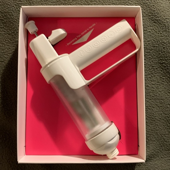 Hutzler Gerda Fun Gun for decorating cakes, cookies, etc.  Has 5 of 6 nozzles. - Picture 10 of 10